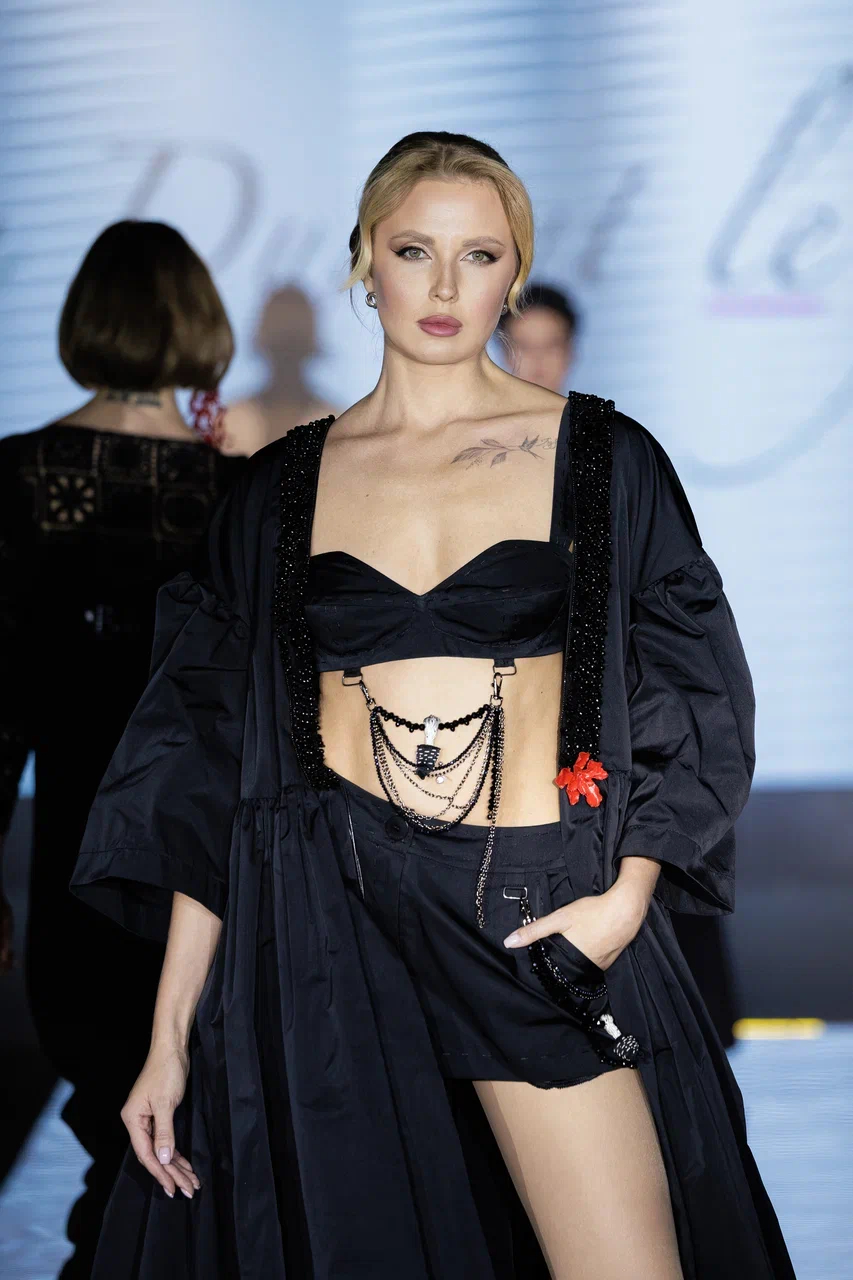 Пальто из Тафты с Мухоморами и Шорты с Кроп-Топом 