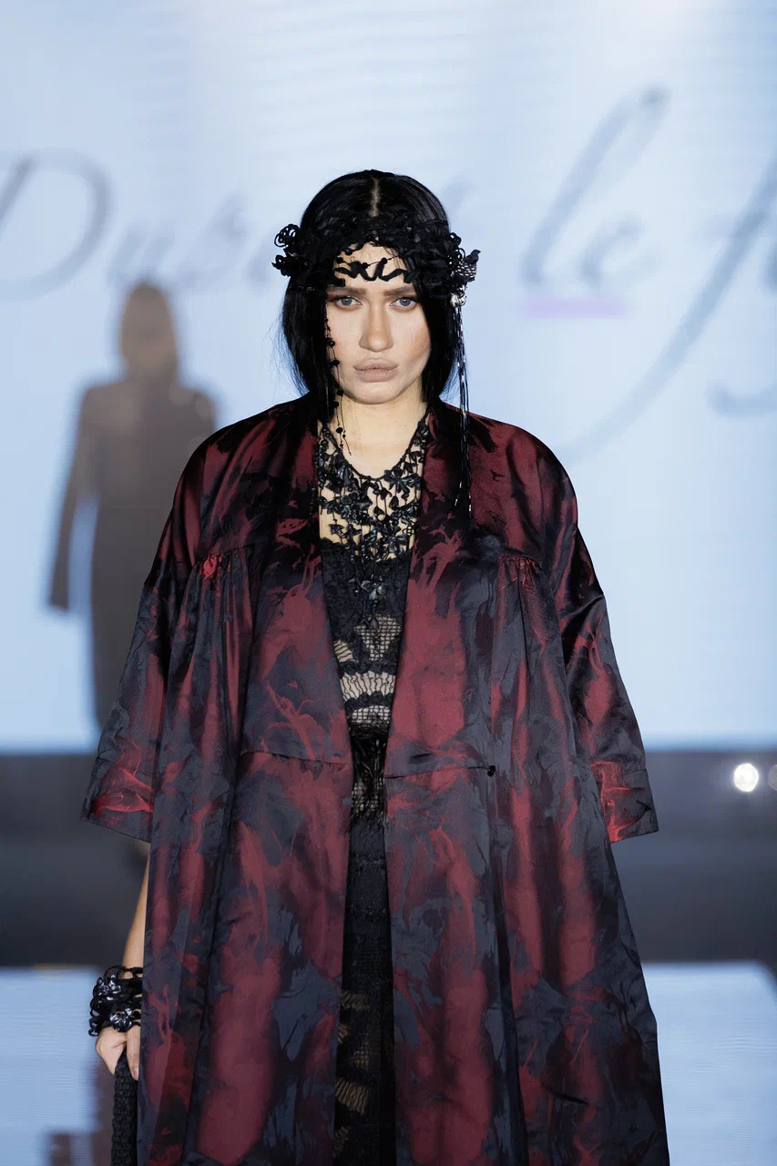 Красный Плащ с Кружевным Платьем